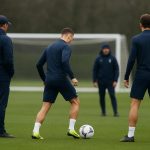Omgeving rond het trainingscomplex van Tottenham Hotspur, met focus op de clubcontext zonder herkenbare gezichten.