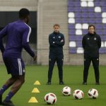 Jérémy Taravel tijdens een trainingsmoment als interim-trainer van RSC Anderlecht
