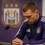 Sfeervol beeld rond RSC Anderlecht met focus op de spanning voor een belangrijke returnmatch