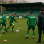 Spelers van Lommel SK op training met een coach op de achtergrond