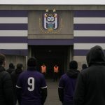 Stadionbeeld rond RSC Anderlecht met focus op de sportieve directie in de achtergrond
