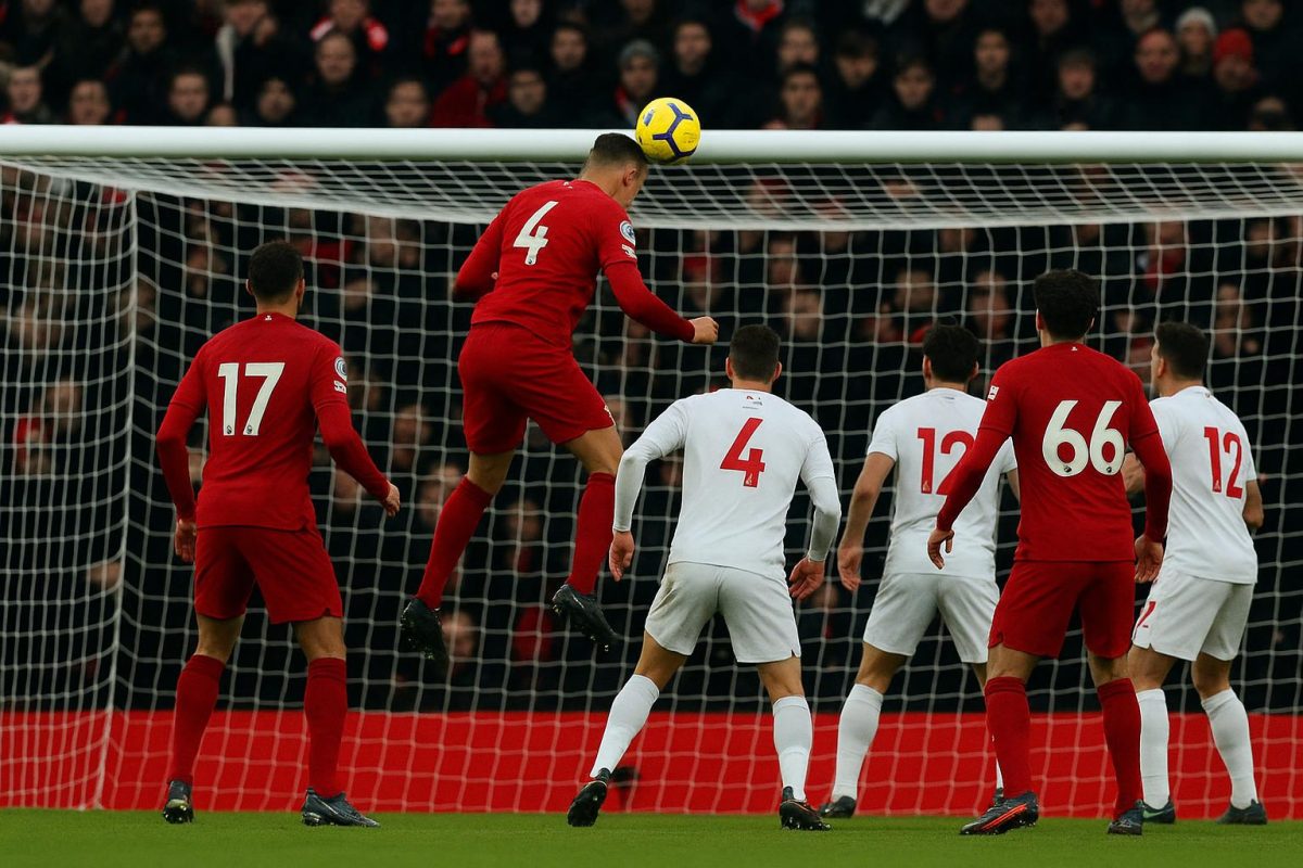 Virgil van Dijk viert zijn kopbaldoelpunt voor Liverpool op het veld van Sunderland