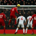Virgil van Dijk viert zijn kopbaldoelpunt voor Liverpool op het veld van Sunderland