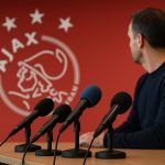 Jordi Cruijff in een Ajax-context tijdens een persmoment zonder herkenbare gezichten
