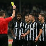 Spelers van Sporting Charleroi reageren teleurgesteld na een discutabel moment met de scheidsrechter.