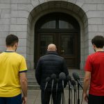 Neutrale persfoto aan een gerechtsgebouw in Antwerpen, zonder herkenbare gezichten