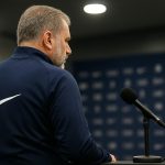 Ange Postecoglou spreekt tijdens een tv-interview over Tottenham Hotspur