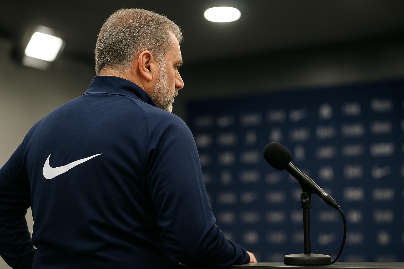 Ange Postecoglou spreekt tijdens een tv-interview over Tottenham Hotspur
