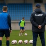 Rik De Mil bij KAA Gent tijdens een trainingsmoment langs het veld