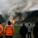 Vuurwerk en rook in een stadion tijdens een duel met Sporting Charleroi in beeld