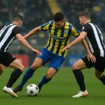 Spelers van Union SG en Sporting Charleroi in duel tijdens de return in de Croky Cup.