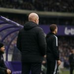 Sfeervol beeld aan de zijlijn in het Lotto Park tijdens de zoektocht naar een nieuwe coach bij RSC Anderlecht