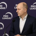 Lorin Parys van de Pro League licht financiële cijfers toe na licentieonderzoek.
