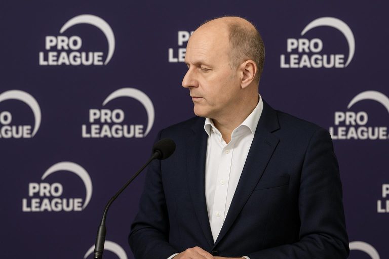 Lorin Parys van de Pro League licht financiële cijfers toe na licentieonderzoek.