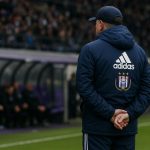 Besnik Hasi langs de zijlijn bij RSC Anderlecht tijdens een wedstrijdmoment