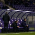 Zicht op het Lotto Park met de bankzone van RSC Anderlecht tijdens een training of opwarmmoment