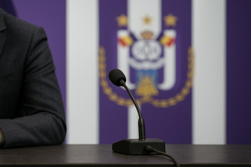 anderlecht-focus-een-piste-nieuwe-t1-bewogen-week Michael Verschueren van RSC Anderlecht tijdens een persmoment in een stadionomgeving