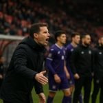 Jérémy Taravel langs de zijlijn tijdens Antwerp tegen RSC Anderlecht op de Bosuil