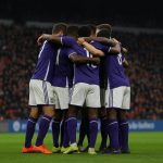 Anderlechtspelers vieren samen na de 0-4-zege op de Bosuil tegen Antwerp