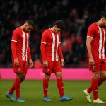 Teleurgestelde spelers van Royal Antwerp FC na een zware nederlaag in het stadion