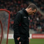 Coach Joseph Oosting langs de zijlijn bij Royal Antwerp FC in het stadion