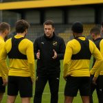 Training van NAC Breda met spelers en staf op het veld, zonder herkenbare gezichten