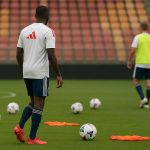 Trainingbeeld bij Ajax met focus op contractgesprekken rond Jorthy Mokio
