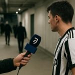 Gemengde zone bij Juventus na een wedstrijd, met een coach en een journaliste in gesprek zonder herkenbare gezichten.