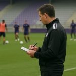 Trainingcontext bij RSC Anderlecht met staf op de achtergrond, zonder herkenbare gezichten