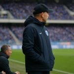 Nicky Hayen langs de zijlijn bij KRC Genk tijdens een competitiewedstrijd