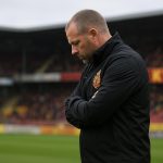 KV Mechelen-coach Fred Vanderbiest langs de zijlijn tijdens een wedstrijd
