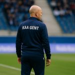 Rik De Mil langs de zijlijn bij KAA Gent tijdens een wedstrijdmoment