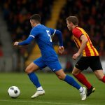 Actiebeeld van KRC Genk tegen KV Mechelen met een speler op de rechterflank in duel