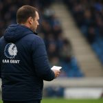 Rik De Mil langs de zijlijn in een wedstrijdcontext bij KAA Gent