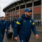 Spelers van KVC Westerlo stappen op de bus voor de verplaatsing naar Antwerp.