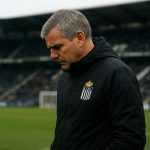 Hans Cornelis coacht Sporting Charleroi langs de zijlijn in het Stade du Pays de Charleroi