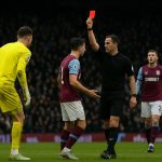 Aston Villa-doelman Marco Bizot verlaat het veld na een rode kaart in het FA Cup-duel met Newcastle United.