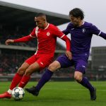 Spelers van KV Kortrijk en Beerschot in duel tijdens de topper in het Guldensporenstadion