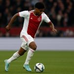 Rayane Bounida in actie in het shirt van Ajax tijdens een wedstrijd