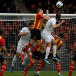 Spelers van KV Mechelen en KRC Genk in duel bij een stilstaande fase in Mechelen