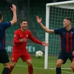 Spelmoment in OHL-FCV Dender EH met discussie over handspel na VAR-ingreep
