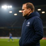 Rik De Mil langs de zijlijn bij KAA Gent tijdens een wedstrijd