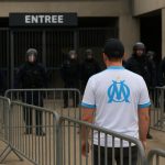 Politie aan een stadioningang van Olympique Marseille na onrust bij supporters