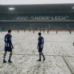 Sneeuw op het veld in het Lotto Park tijdens Anderlecht tegen La Louvière