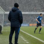 Ivan Leko langs de zijlijn bij Club Brugge tijdens een wedstrijd in winterse omstandigheden