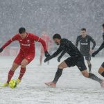 Vincent Janssen van Royal Antwerp FC in winterse omstandigheden tijdens een wedstrijd