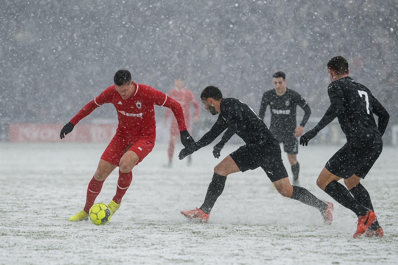 Vincent Janssen van Royal Antwerp FC in winterse omstandigheden tijdens een wedstrijd