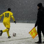 Wouter Vrancken langs de zijlijn op Stayen tijdens hevige sneeuwval bij STVV tegen Zulte Waregem