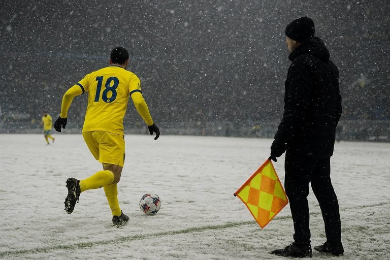 Wouter Vrancken langs de zijlijn op Stayen tijdens hevige sneeuwval bij STVV tegen Zulte Waregem