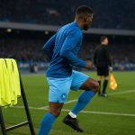 Romelu Lukaku warmt op langs de zijlijn tijdens Napoli tegen AS Roma